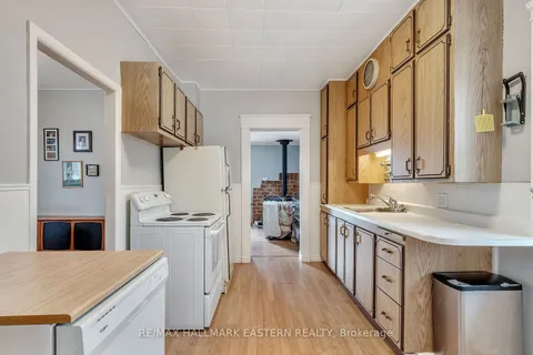 771 Lock St, Peterborough, ON K9J 2Z5