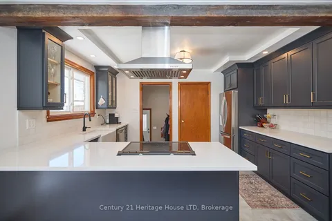 13 Elmwood Ave, Welland, ON L3C 2C7