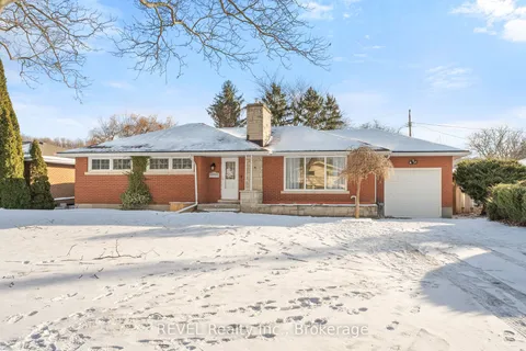 4 Lochinvar Dr, St. Catharines, ON L2T 2B6