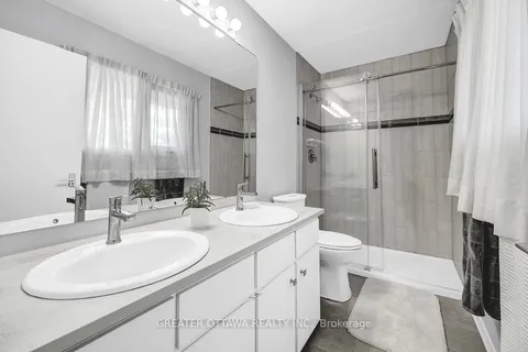 15 Rutherford Crescent, Kanata, ON K2K 1N1