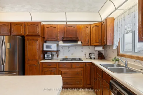 19 Ursula Ave, St. Catharines, ON L2T 1S9