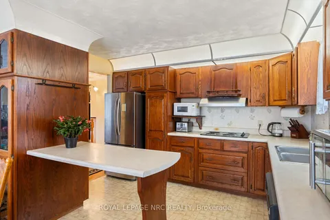 19 Ursula Ave, St. Catharines, ON L2T 1S9