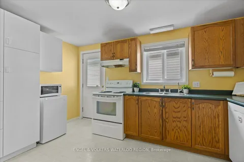 17 Westmeadow Dr, Kitchener, ON N2N 3J8