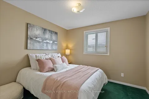 17 Westmeadow Dr, Kitchener, ON N2N 3J8