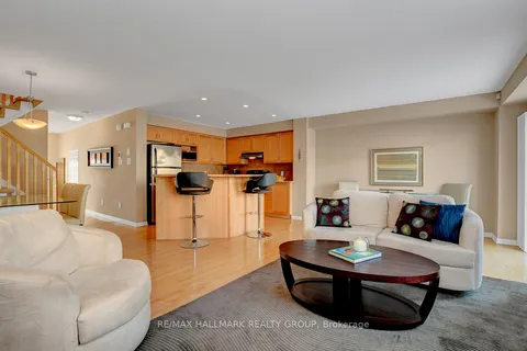 621 Braecreek Ave, Kanata, ON K2W 0B4