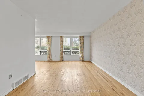 1 Glendee Crt, Hamilton, ON L8K 3J7