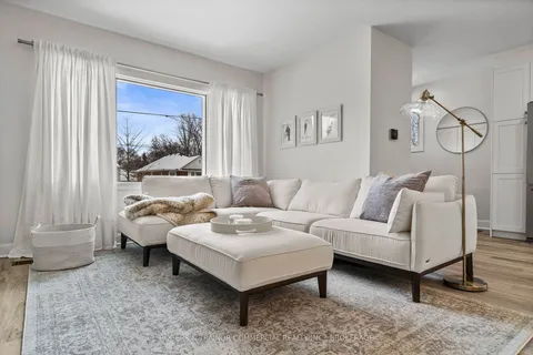 178 Helen St, Kingston, ON K7L 4P4