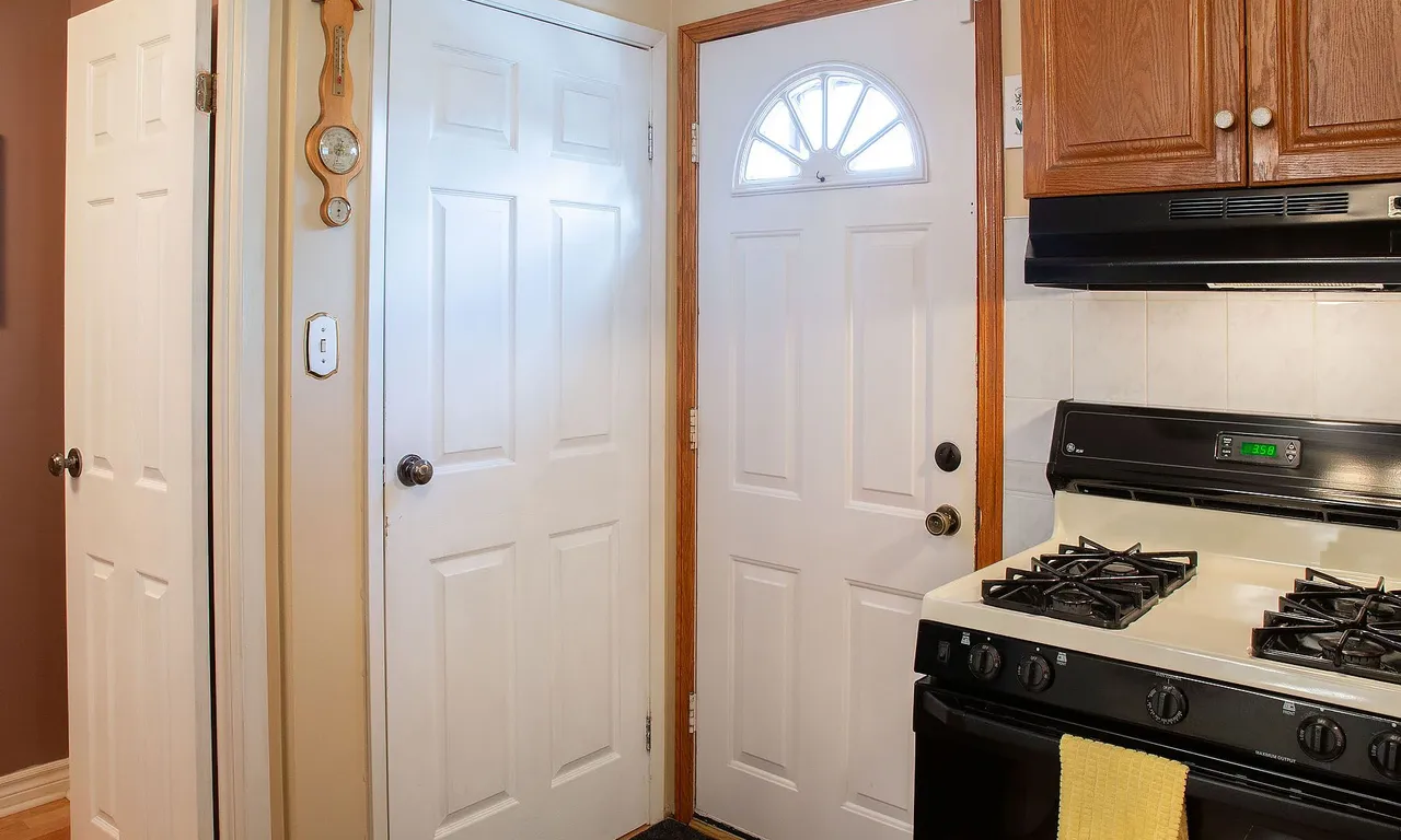 Semi-Detached living room at 515 Barker St London