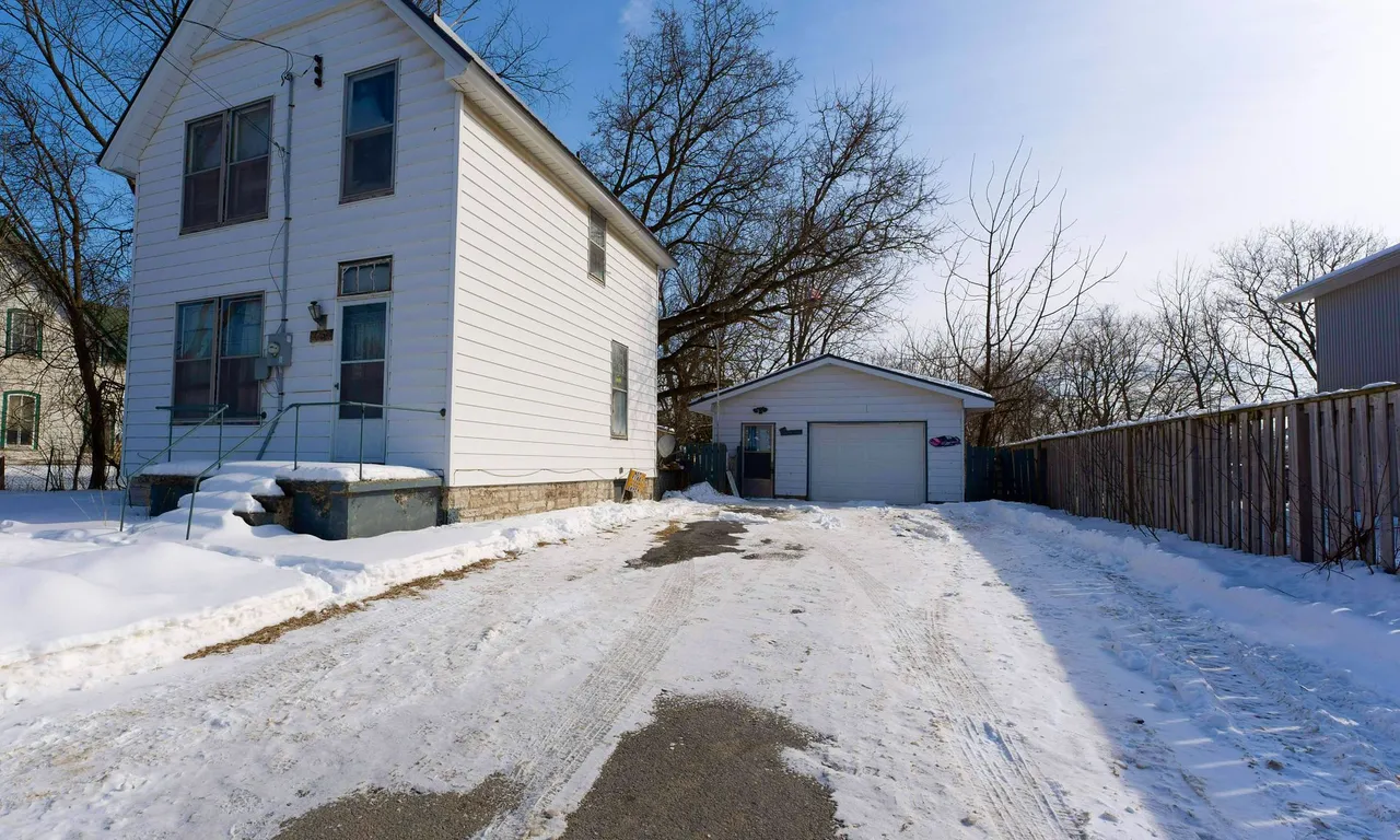 4054 Perth Rd, South Frontenac, ON K0H 1X0