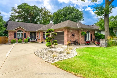 887 Lakeshore Rd, Sarnia, ON N7V 2V1