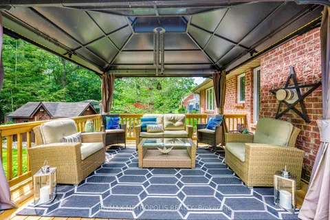 887 Lakeshore Rd, Sarnia, ON N7V 2V1