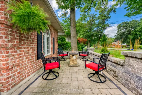 887 Lakeshore Rd, Sarnia, ON N7V 2V1