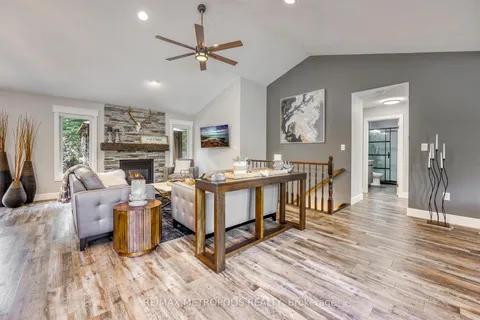 887 Lakeshore Rd, Sarnia, ON N7V 2V1