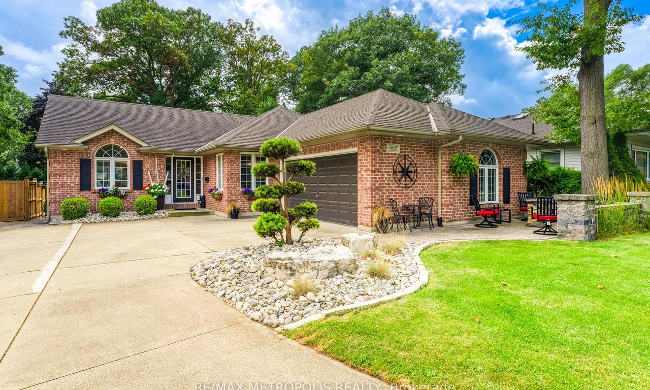 887 Lakeshore Rd, Sarnia, ON N7V 2V1