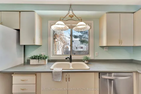 28 Wedgewood Cres, Blackburn Hamlet, ON K1B 4B4