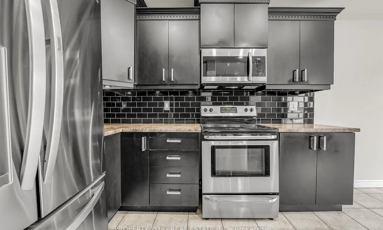 Att/Row/Twnhouse kitchen at 52 Dartmouth Gate Hamilton