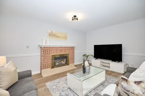 8007 Oakridge Drive, Niagara Falls, ON L2H 2W1
