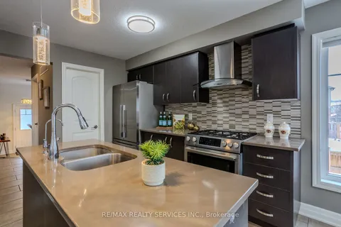 225 Goodwin Dr, Guelph, ON N1L 0K1