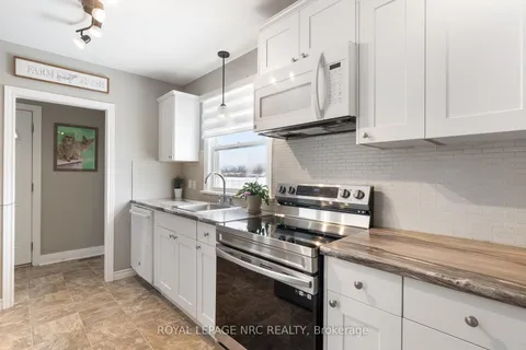 16 Admiral Rd, St. Catharines, ON L2P 1G5