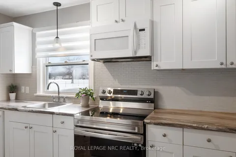 16 Admiral Rd, St. Catharines, ON L2P 1G5