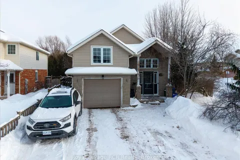 3 Wisteria Crt, Kitchener, ON N2E 3T4