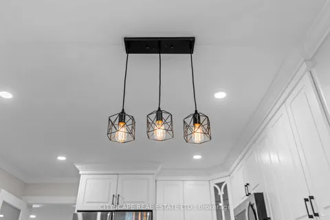 251 London St, Hamilton, ON L8K 2H1