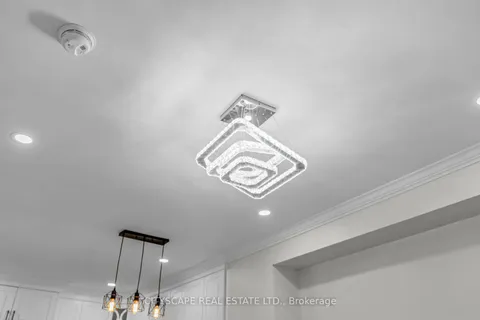 251 London St, Hamilton, ON L8K 2H1