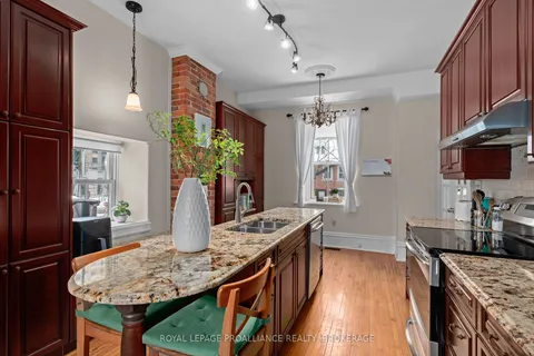 21 Earl St, Kingston, ON K7L 2G4