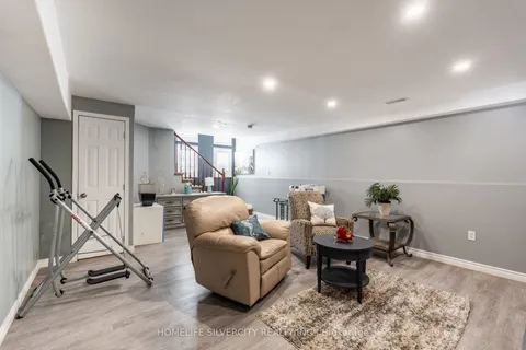 8409 Greenfield Crescent, Niagara Falls, ON L2H 3J8