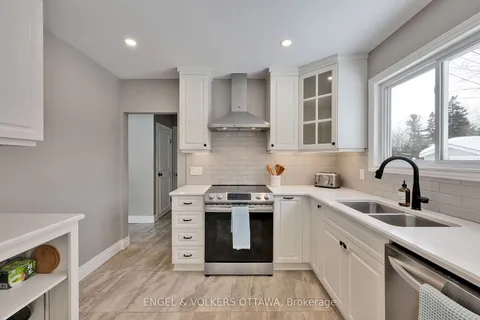 129 Abbeyhill Dr, Kanata, ON K2L 1H4