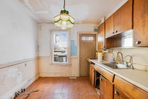 32 Picton St, Hamilton, ON L8L 1E2