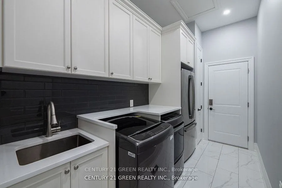 Detached interior view at 679 Hiawatha Boulevard Hamilton