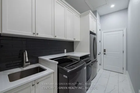 679 Hiawatha Boulevard, Hamilton, ON L9G 3A6