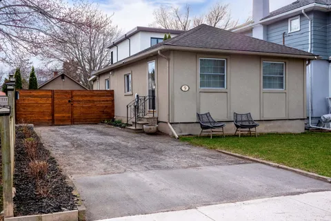 9 Shelley Avenue, St. Catharines, ON L2N 5L4