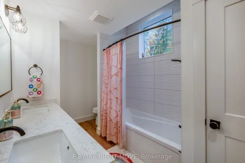 1025 Davis Drive, Gravenhurst, ON P0E 1N0
