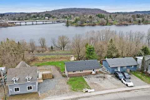 156 Main Street, Huntsville, ON P1H 1X8
