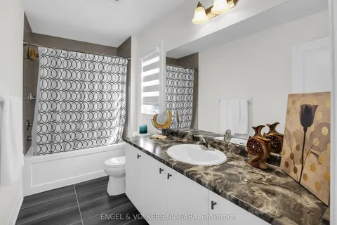 9234 White Oak Avenue, Niagara Falls, ON L2G 3P6