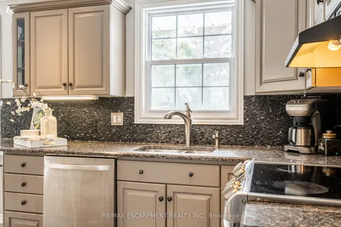 1 Acredale Drive, Hamilton, ON L0R 1H2