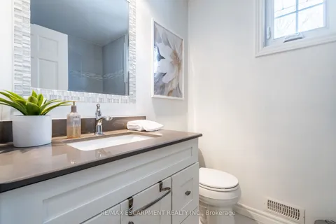 1 Acredale Drive, Hamilton, ON L0R 1H2