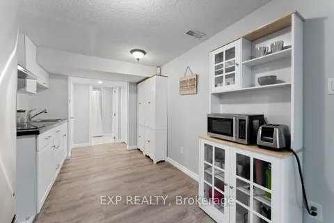 10 Thompson Court, Belleville, ON K8P 5C3