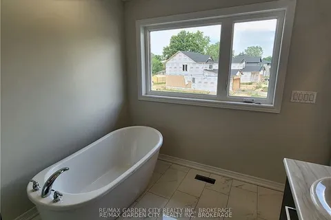 136 HODGKINS Avenue, Thorold, ON L2V 1M1