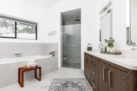 86 Claren Crescent, Huntsville, ON P1H 0C3