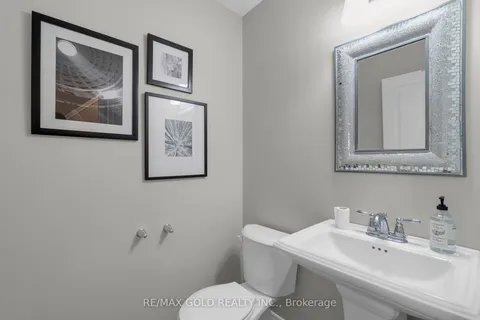 18 Whitehaven Lane, Kitchener, ON N2H 0B3