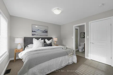 18 Whitehaven Lane, Kitchener, ON N2H 0B3