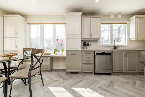 304 Mountbatten Avenue, Alta Vista and Area, ON K1H 5W3