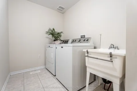 7687 Sycamore Drive, Niagara Falls, ON L2H 0N6