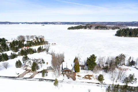 150 Lighthouse Point Road, Huntsville, ON P1H 1Y7