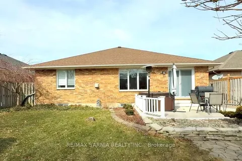 1587 Heritage Park Drive, Sarnia, ON N7W 1C5