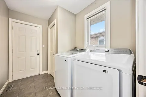 1587 Heritage Park Drive, Sarnia, ON N7W 1C5
