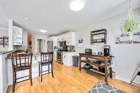 1587 Heritage Park Drive, Sarnia, ON N7W 1C5